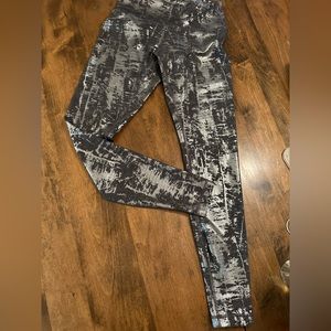 Lululemon Metallic Foil Legging. Size 6